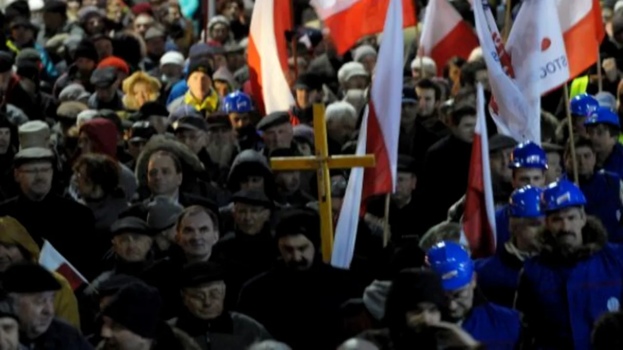 Mii de persoane au protestat la Varşovia faţă de creşterea vârstei de pensionare