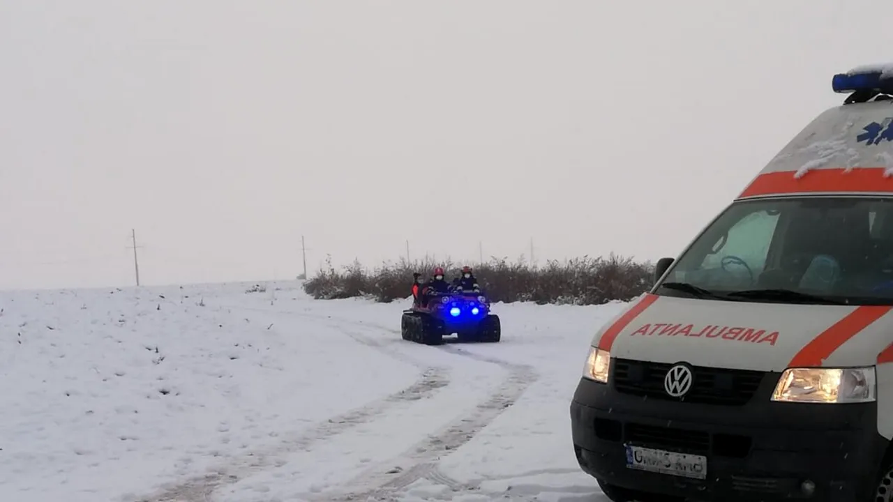 FOTO Unde nu ajunge ambulanţa, vine şenilata. Intervenţie în Giurgiu, la un pacient căzut în zăpadă
