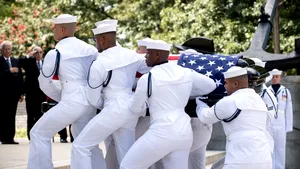 Senatorul american John McCain, ÎNMORMÂNTAT cu onoruri militare, în cadrul unei ceremonii private