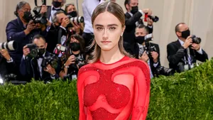 Vedetele nu-şi mai ascund cearcănele, le evidenţiază prin machiaj. „Uneori poate fi frumos”