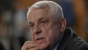 COMENTARIU Sorin Avram: Jos Daea! Dar de ce nu şi jos Aurescu!? Pentru că miroase a ţigări de foi