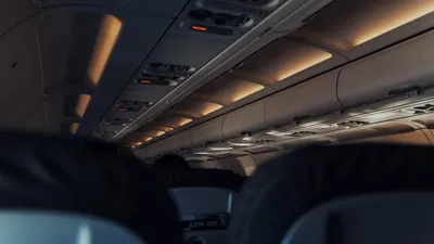 LIFE Motivul pentru care luminile din avion se sting la decolare și aterizare. Ți-ar putea salva viața