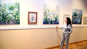 Vernisaj la Oradea: Loredana Popescu-Tăriceanu expune seria „Lumini de flori”