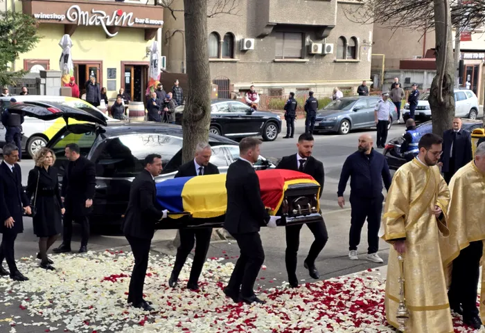 DOLIU UPDATE: Mircea Lucescu este înmormântat astăzi cu onoruri militare. Slujba va începe în scurt timp la Biserica Sf. Elefterie / Gigi Becali: „Toată lumea a vorbit numai la superlativ. Era, într-adevăr, un super om, bun”