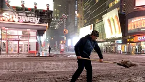 Autorităţile de la New York îşi apără decizia de a bloca oraşul, ocolit de o furtună de zăpadă
