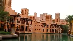 Două familii de români au plătit 45.000 de euro pentru a petrece împreună o vacanţă în Dubai. Cum arată hotelul în care s-au cazat - VIDEO