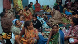 ALERTĂ COD ROŞU în India înainte de sosirea ciclonului Phailin. Aproximativ 250.000 de persoane au fost evacuate