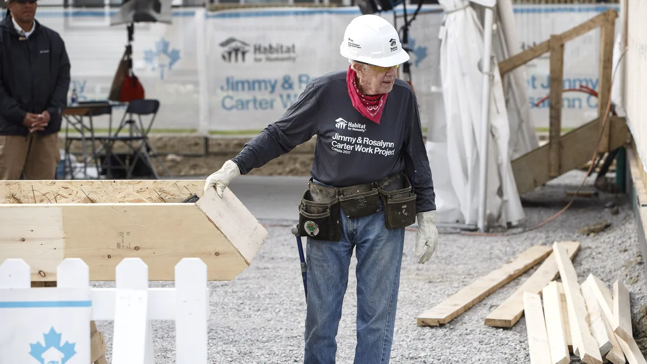 FOTO | Jimmy Carter, fost preşedinte american, spitalizat în Canada, după ce toată săptămâna a ajutat la construirea unor case, la un eveniment caritabil
