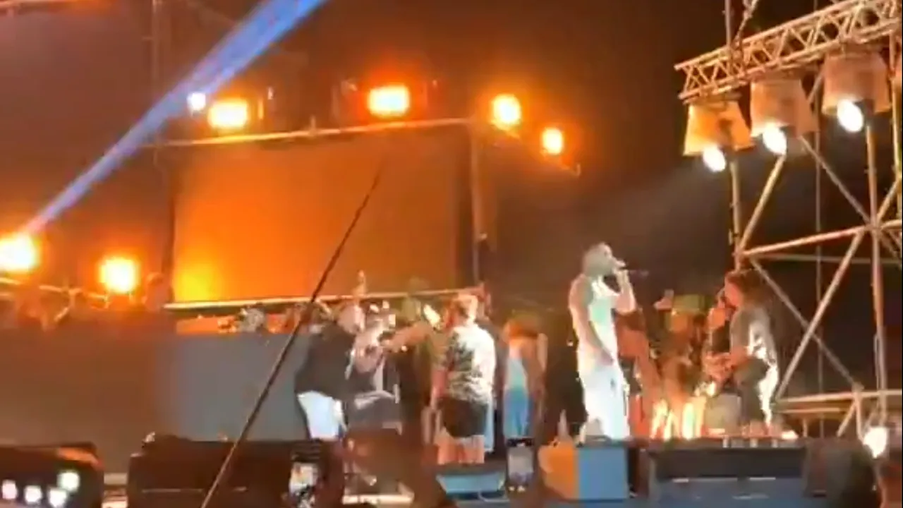 Albert NBN, plângere penală după concertul de la „Beach, Please!”. Artistul este acuzat de ofensă adusă României și incitare la ură