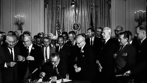 2 IULIE - 1964: Legea Drepturilor Civile. Preşedintele american Lyndon B. Johnson semnează interzicerea discriminării rasiale în SUA