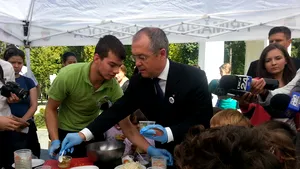 Emil Boc, bucătar pentru zeci de copii cărora le-a pregătit salate - FOTO