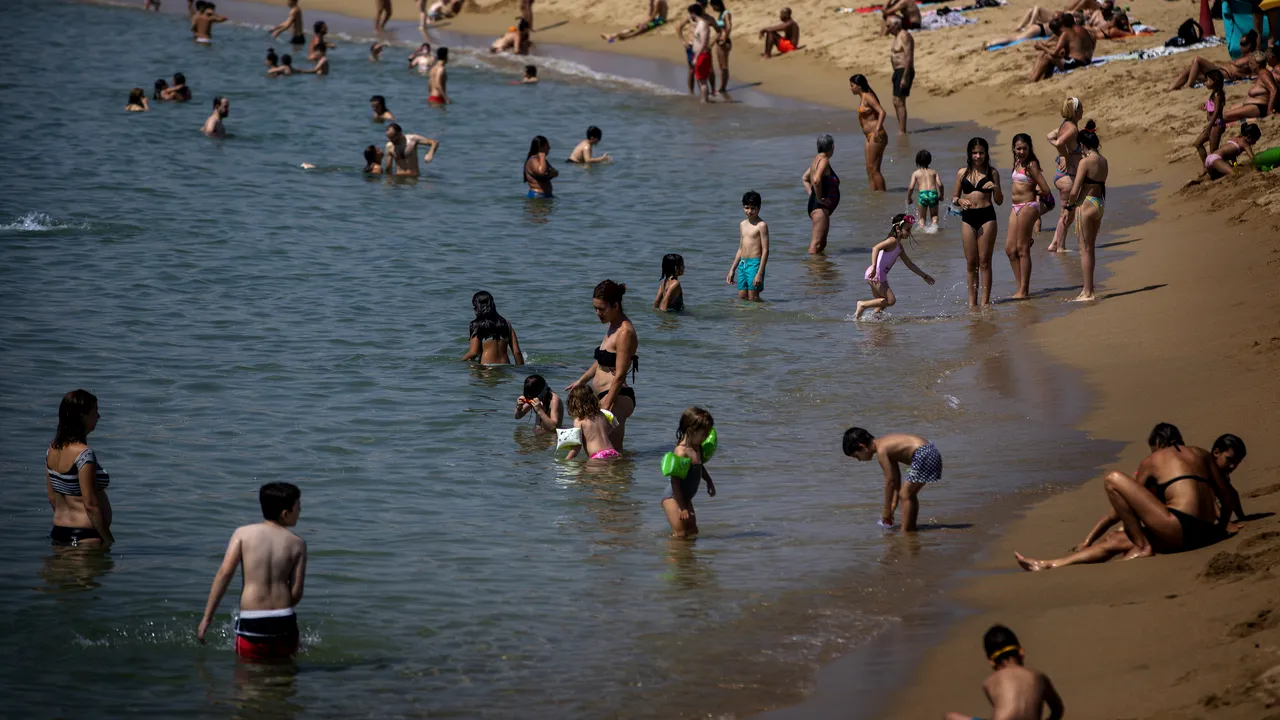 Peste 50.000 de nopţi de cazare rezervate de români în iunie cu vouchere de vacanţă