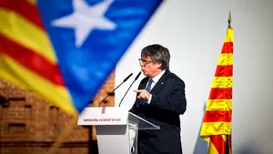 Separatistul Carles Puigdemont, căutat de poliţişti, a participat la un miting în Barcelona