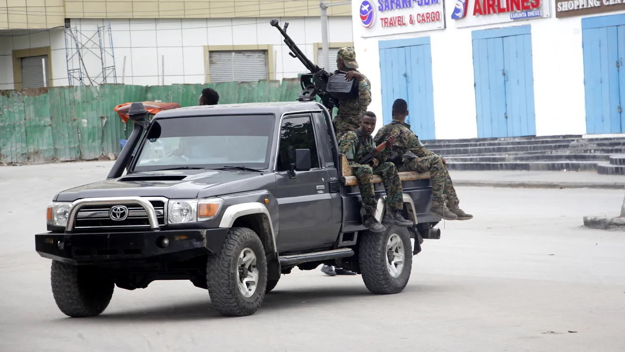 Atentat terorist în Somalia. Teroriştii au aruncat în aer două maşini încărcate cu explozibil