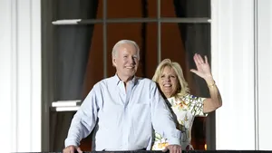 Un general pensionar a fost suspendat din funcţia de consilier militar după ce a criticat-o pe Prima Doamnă a Americii pe Twitter 