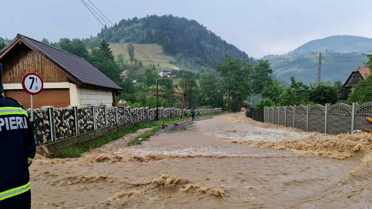 Avertizare METEO. Cod portocaliu de inundaţii pe râuri din 24 de judeţe