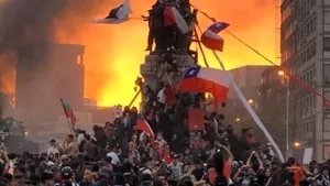 Noi proteste violente în Chile, în ciuda remanierii guvernului: Mii de protestatari au incendiat clădiri şi au paralizat transportul public - VIDEO