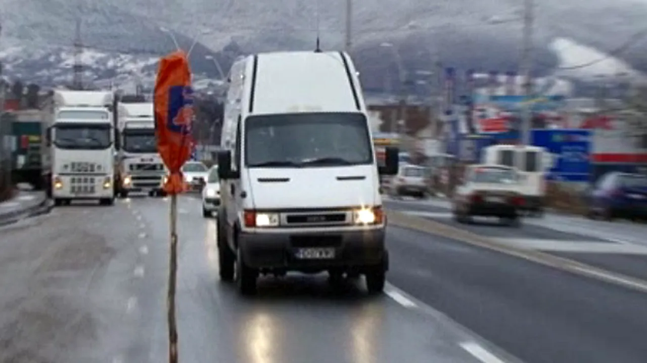Un bărbat a semnalizat gropile de pe DN 7 cu trunchiuri de brazi cu pungi portocalii în vârf - VIDEO