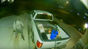 VIDEO | Metoda ingenioasă prin care o femeie ţine hoţii la distanţă de maşina sa