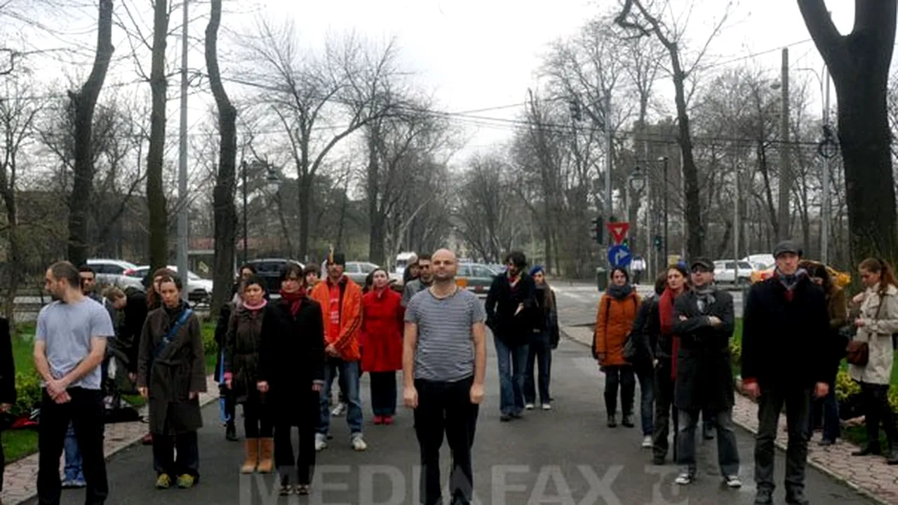 Protest la Ministerul Culturii, faţă de problema sediului Centrului Naţional al Dansului Bucureşti: Artiştii au dansat şi s-au întins pe asfalt - FOTO
