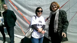 Cort amplasat în Piaţa Universităţii de Ziua Internaţională a romilor, vandalizat cu mesaje rasiste. Poliţia a deschis dosar de instigare la ură. Iohannis se arată ''oripilat'', Prună cere pedepse exemplare - VIDEO