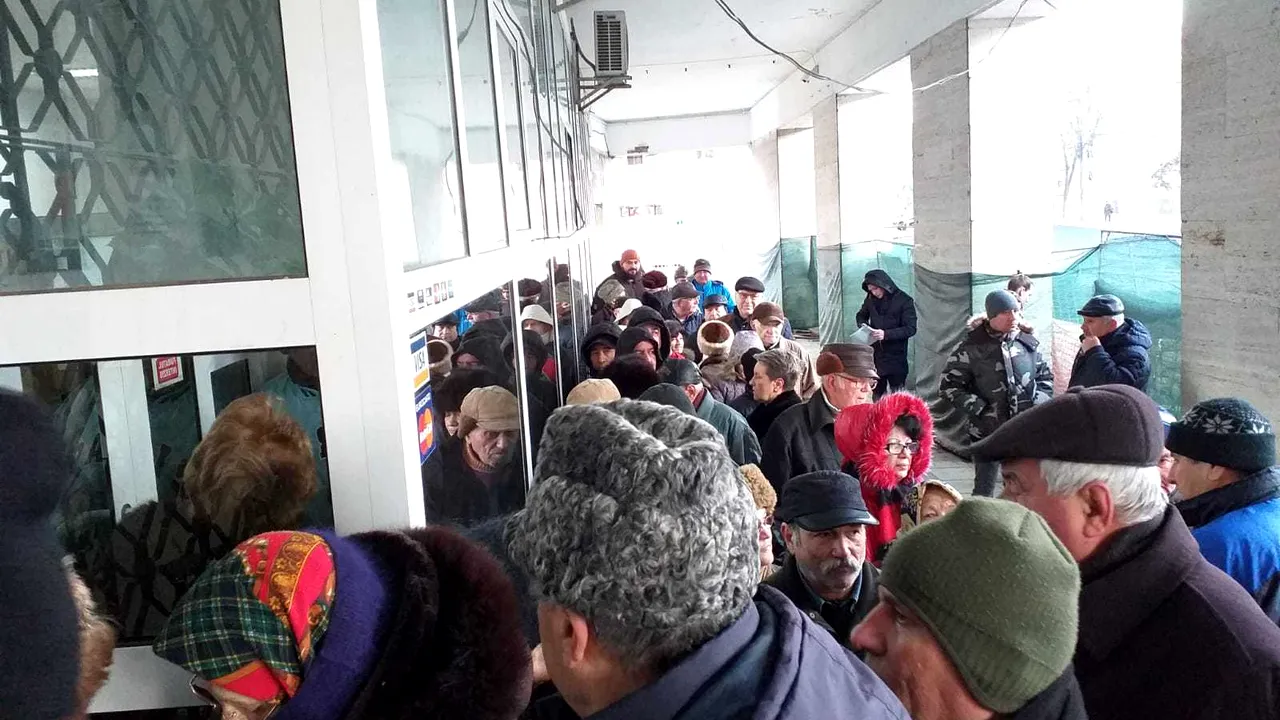 Pensionarii, primii care îşi plătesc taxele în 2020. Coadă la Primăria Galaţi, deşi oamenii se plâng că nu au primit pensiile