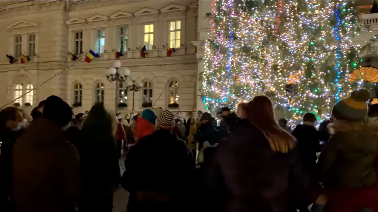 VIDEO Atmosferă festivă la Arad, unde zeci de oameni au venit la aprinderea luminiţelor. Motivul pentru care primarul şi-a dat jos masca