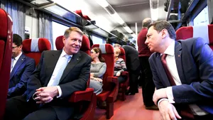Iohannis, cu trenul la Ploieşti. La sosire: 
