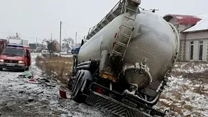 Două persoane rănite, după ce două TIR-uri încărcate cu păcură, respectiv cherestea,s-au ciocnit în Timiş