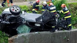 Accident grav în Bacău. Un tânăr şi o femeie au murit
