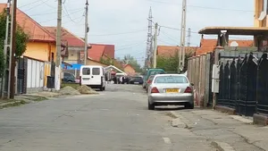 FOTO | Dosar penal pentru o familie de romi, care a întins un cort în stradă, pentru logodna a 2 copii