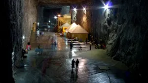 PROTEST la Salina Praid: zeci de angajaţi au întrerupt lucrul şi stau la gura minei. Activitatea de turism, blocată