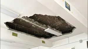 Imagini revoltătoare la Colegiul „Mihail Sturza” din Iași / Tavan prăbușit într-o sală de clasă