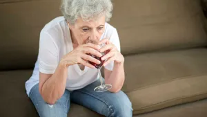 Studiu: Persoanele în vârstă, în special femeile, consumă din ce în ce mai mult alcool