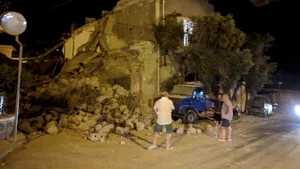 IMAGINILE ZILEI | Un bebeluş este scos de sub dărâmăturile unei clădiri, în urma cutremurului din Ischia, Italia