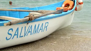 Salvată în ultima clipă: Tânără scoasă din mare în stare gravă, după ce a intrat în apă deşi era arborat steagul roşu