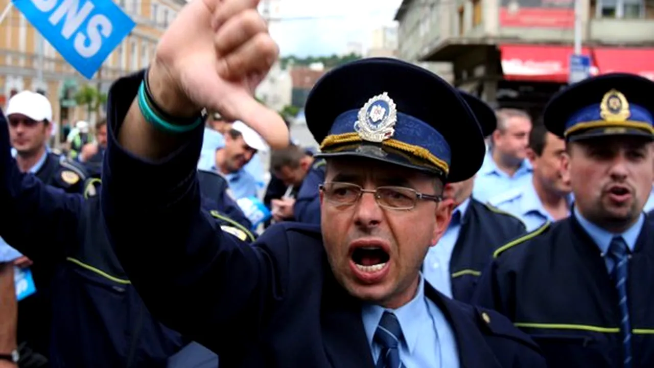 Peste 1.500 de pensionari, cadre didactice şi poliţişti au protestat la Vaslui