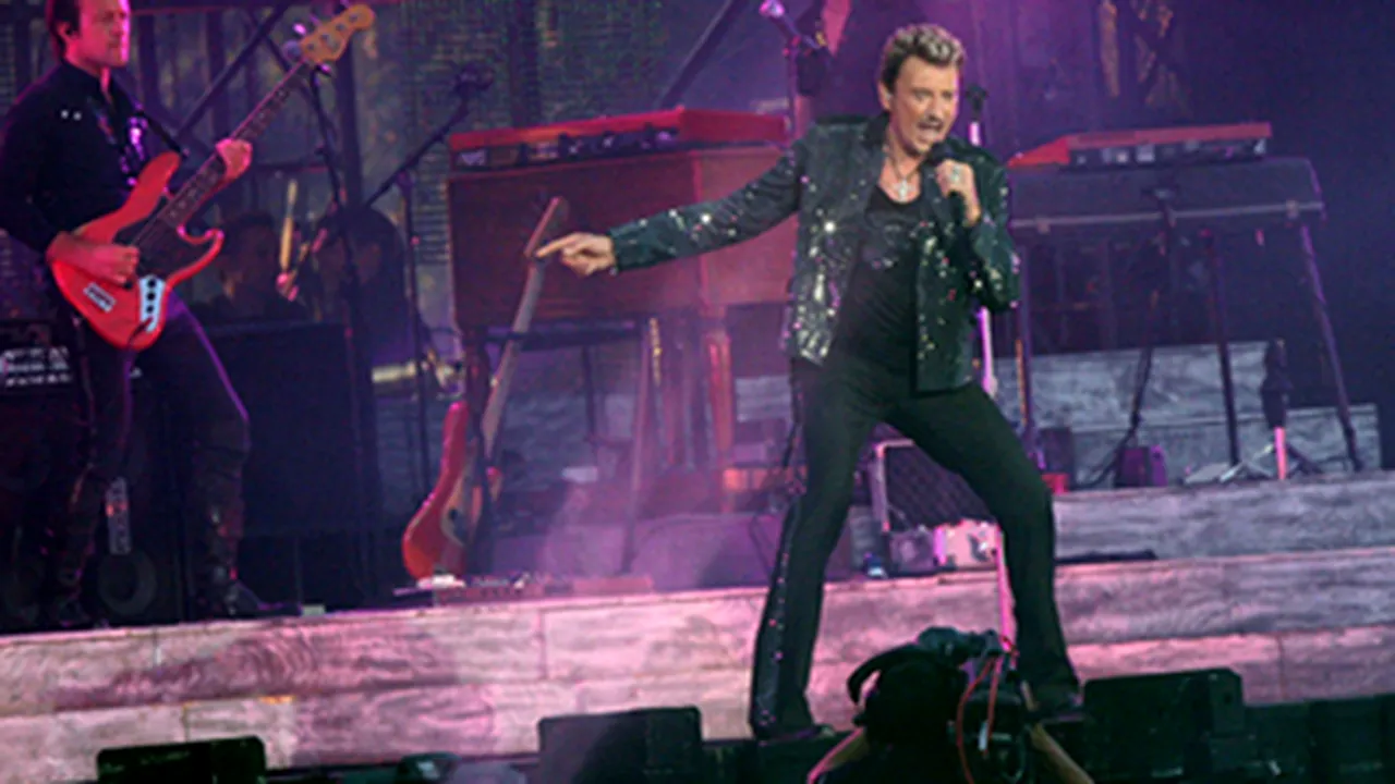 Johnny Hallyday se simte mai bine, dar apropiaţii săi acuză de neglijenţă un medic parizian
