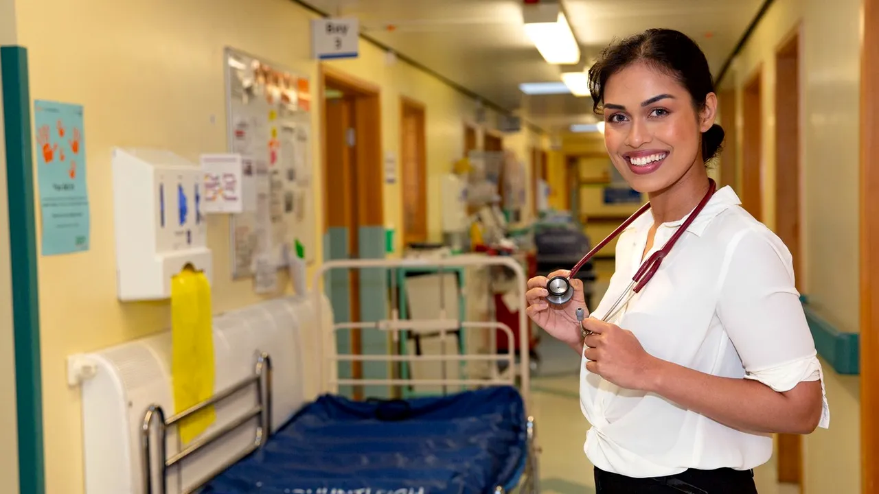 Renunţă la coroană şi intră în lupta împotriva coronavirusului / Miss Anglia se reangajează în spital pentru a ajuta bolnavii 