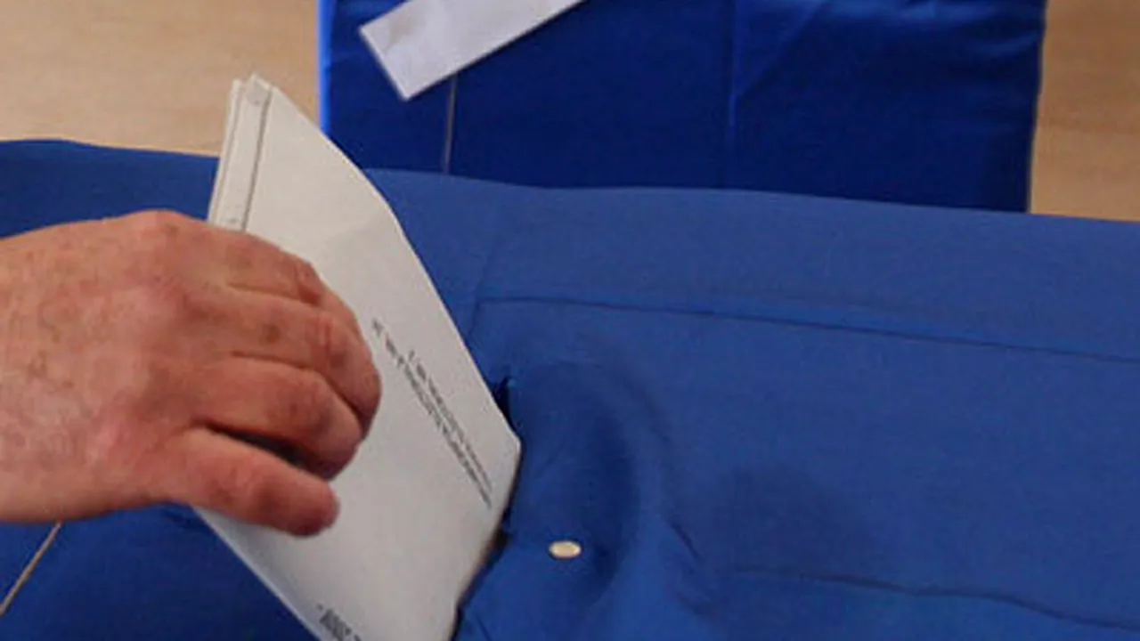 Secţiile de vot din Colegiul 19 Bucureşti s-au deschis. Peste 100.000 de alegători aşteptaţi la urne.