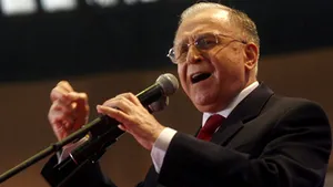 Iliescu, deranjat de un alegător care scanda 