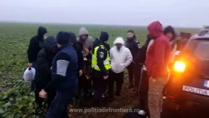 Un grup format din asiatici, descoperit pe câmp în județul Constanța. Străinii au trecut fraudulos granița