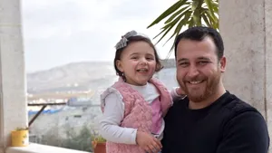 Fetiţa care a învăţat să râdă la auzul bombardamentelor a fugit, cu familia, din Siria în Turcia | VIDEO