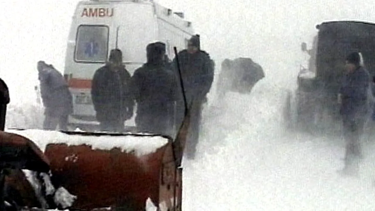 Vaslui: Patru ambulanţe au rămas înzăpezite
