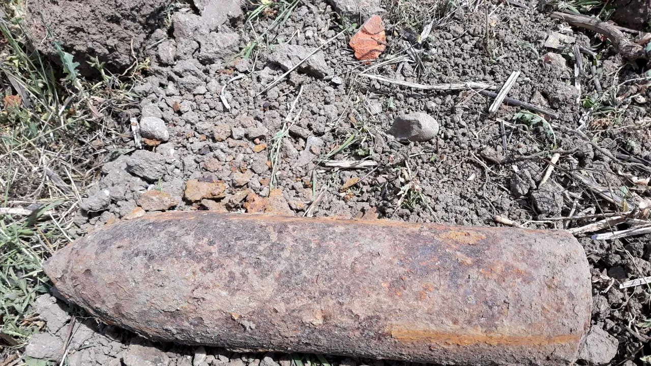 Din ciclul „nu faceţi aşa ceva acasă”: un bărbat a găsit pe un câmp un proiectil neexplodat şi l-a luat cu el