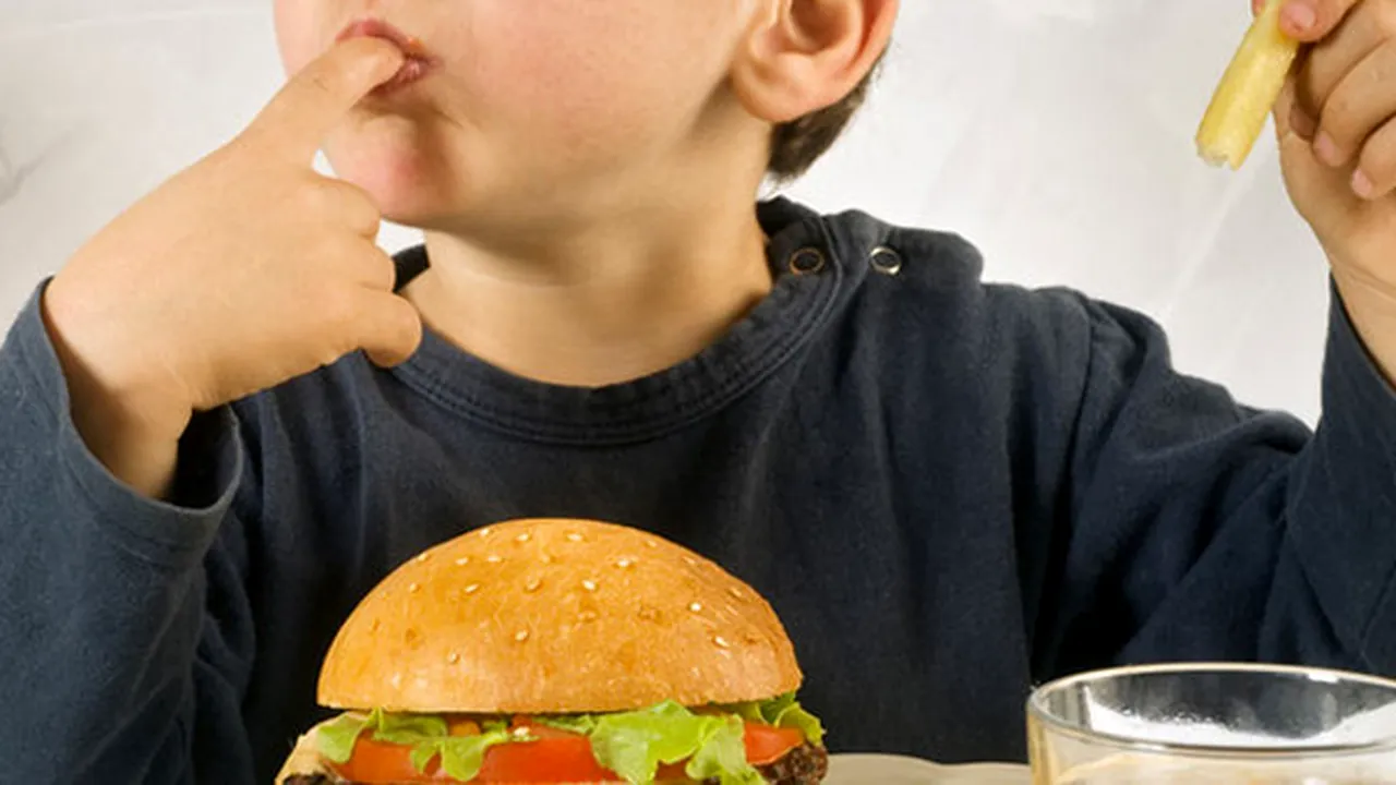 De ce devenim dependenţi de fast-food?