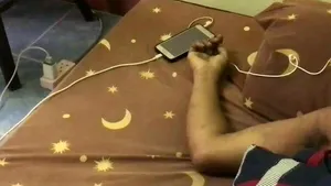 Încă un tânăr a MURIT după ce a adormit cu căştile, de la telefonul conectat la priză, în urechi