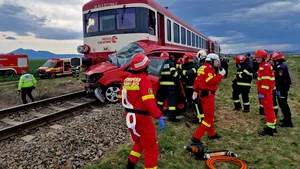 Maşină lovită de tren în judeţul Braşov: două victime