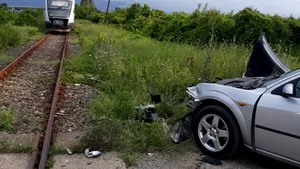 FOTO: Trafic feroviar blocat din cauza unei maşini lovite de tren / Nu sunt victime