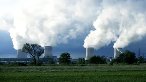 Activişti Greenpeace au lansat rachete de semnalizare din incinta unei centrale nucleare din Franţa / Gestul, pentru a dovedi vulnerabilitatea unor astfel de obiective în caz de atac